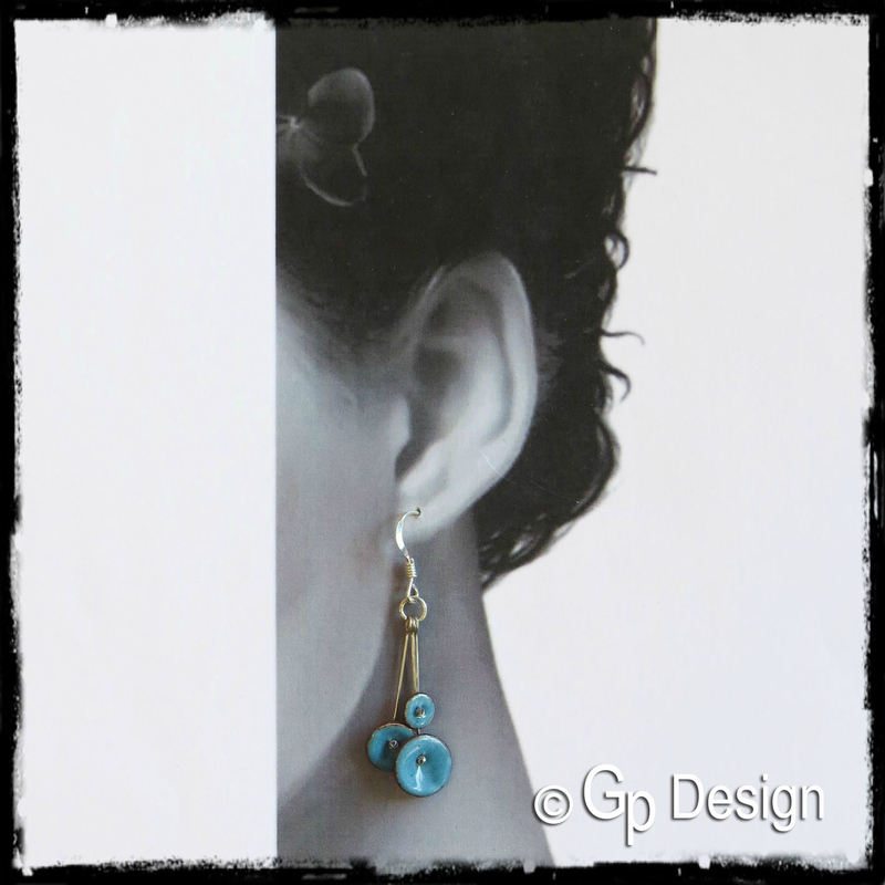 Boucles d'oreilles pendantes 3 petites fleurs émaux sur cuivre turquoise argent 925 et 950 portées