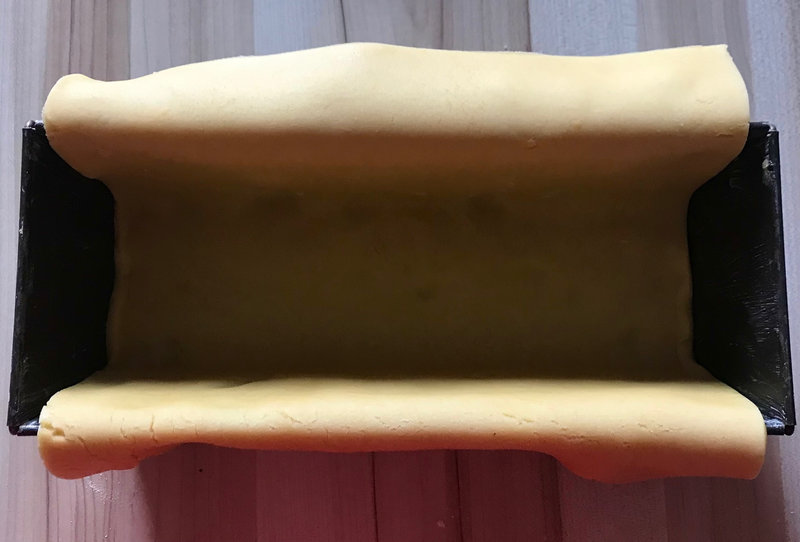 placer le grand rectangle dans le moule beurré