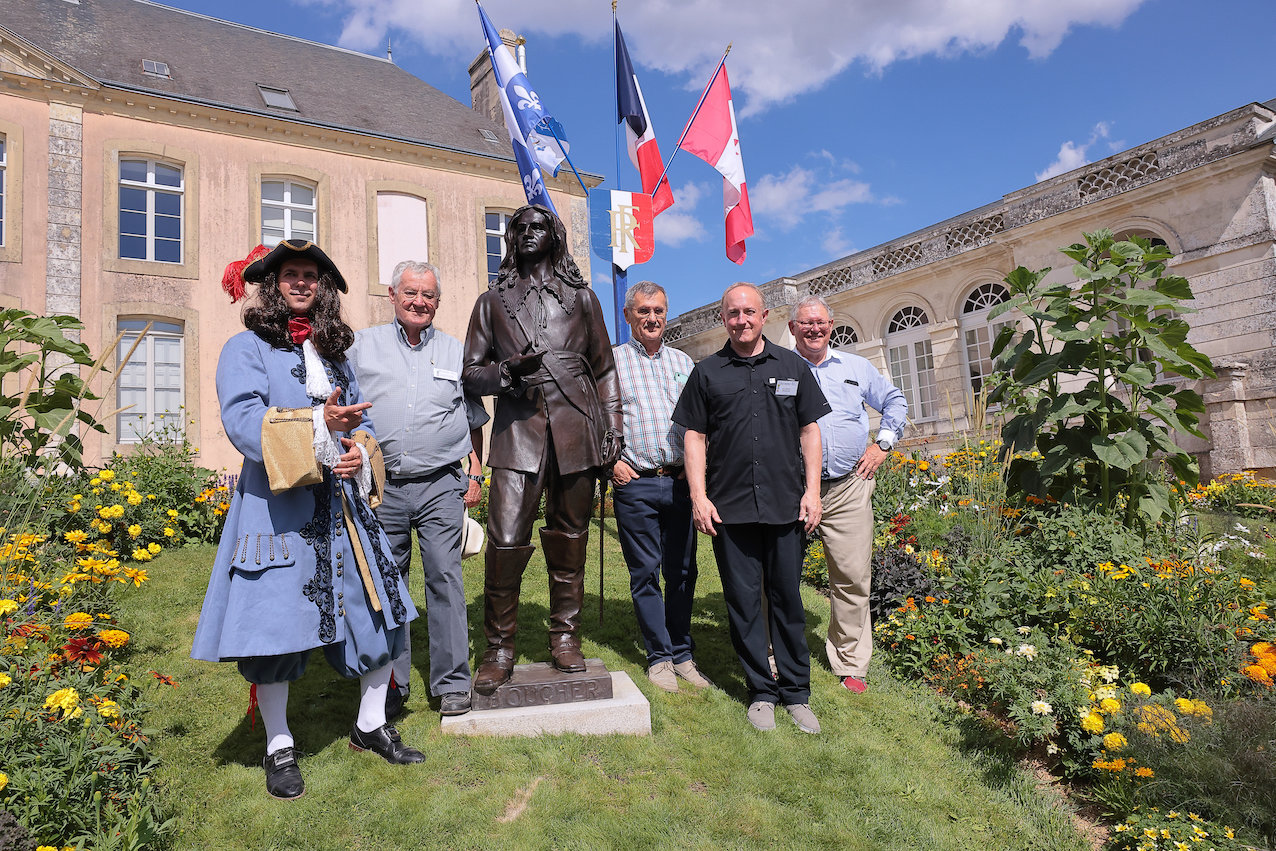50. Les personnalités autour de la statue de Pierre Boucher