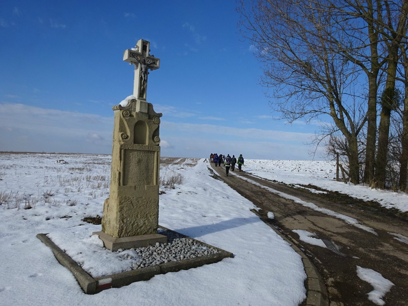 la croix de chemin à la cote 329