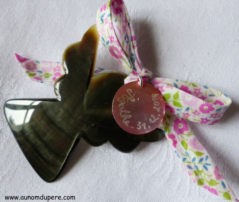 Ange en nacre (sur ruban Fairford rose) - 34 €