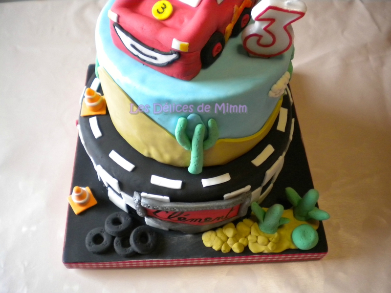 Un gâteau Cars avec voiture Flash Mcqueen 3