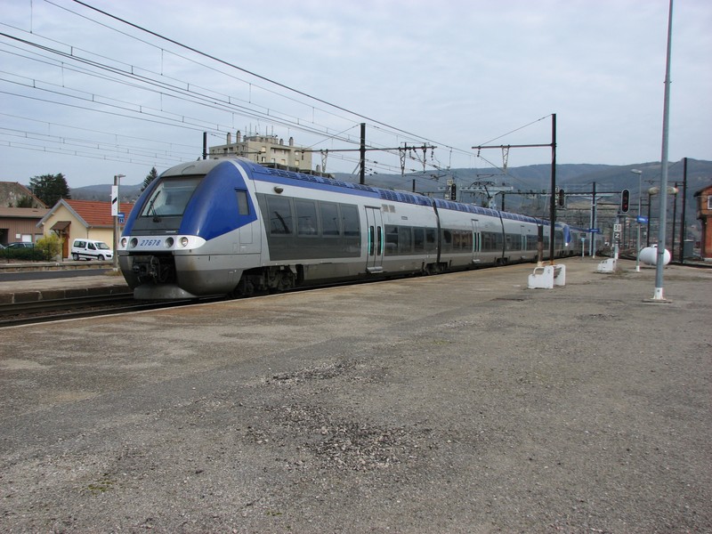 AGC-Z 27 678 Genève-Lyon effectuant un arrêt en gare d'Ambérieu
