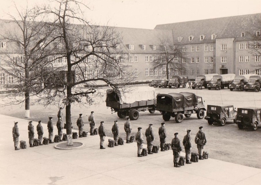1964 Manoeuvres Grunewald 11-1964-005 46° R