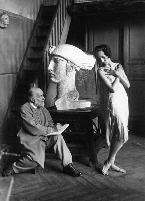 Bourdelle_et_Grace Christie devant la tête de La France (agence de presse Meurisse)