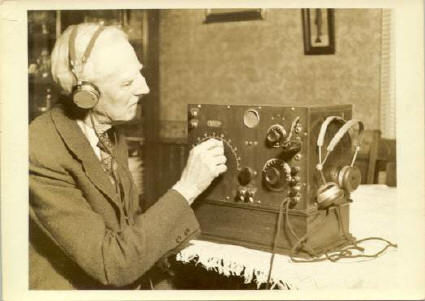 listen_to_radio_old_man