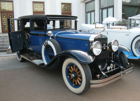 Cadillac_341_A_imperial_sedan_1928_01