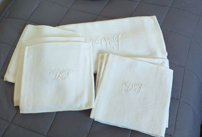 nappe et serviettes brodées
