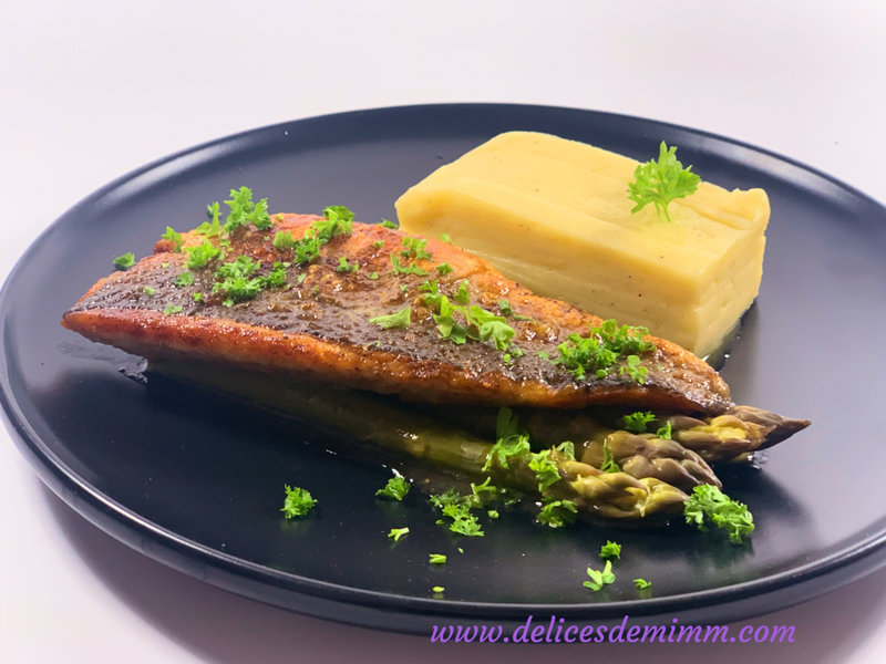 Filet de bar et asperges vertes à la meunière