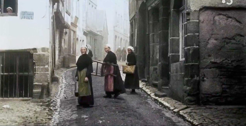 Femmes dans la rue-2
