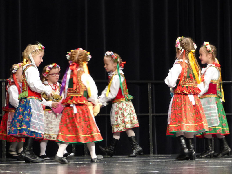 danses-et-chants-traditionnels-polonais-ont-rythme-la-fete-sur-la-scene-de-l-espace-montrichard-1558281328