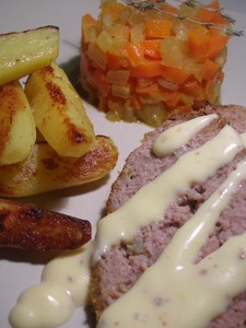 Pain de viande à la dijonnaise, compotée de carottes et fenouil au thym, Pomme-de-terre rissolées