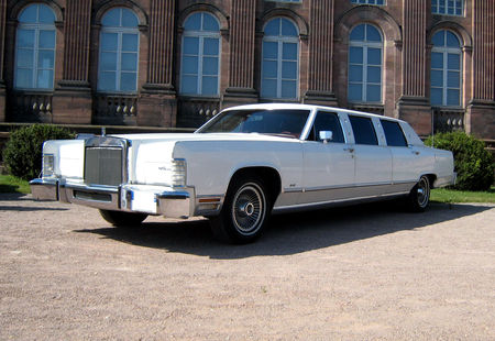 Lincoln_continental_limousine_de_1978_02