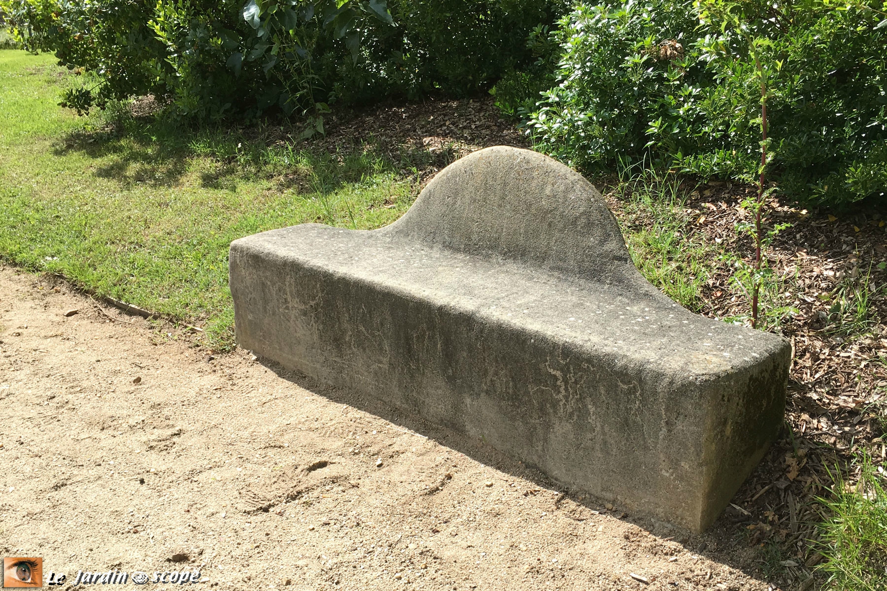 Banc en béton avec dossier bosse de chameau