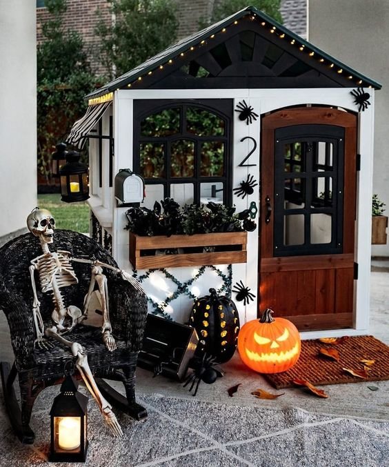 playhouse_halloween_skeleton