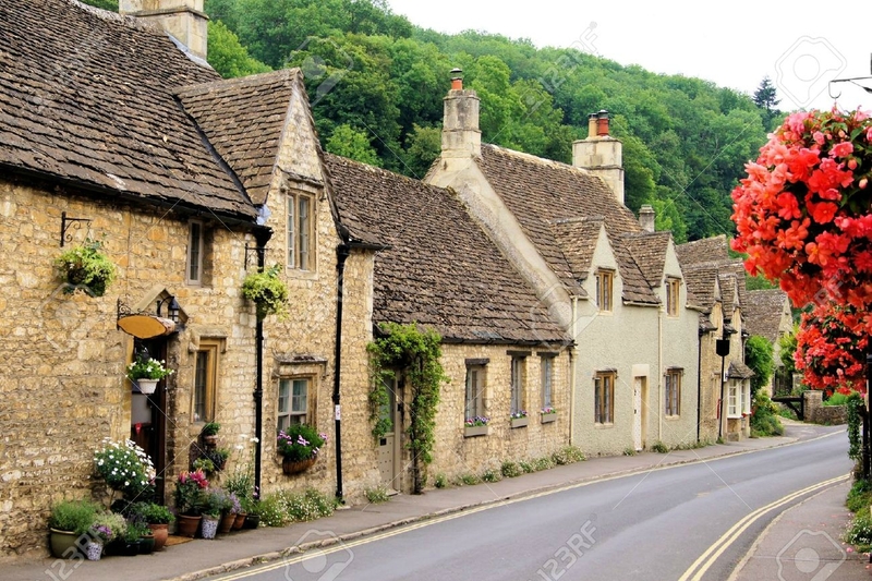 12107120-Rue-pittoresque-dans-le-village-de-Cotswold-Castle-Combe-Angleterre-Banque-d'images