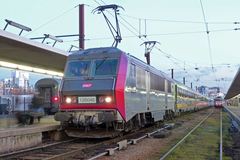 BB 26046 'livrée Carmillon prototype', gare de Paris-Bercy.