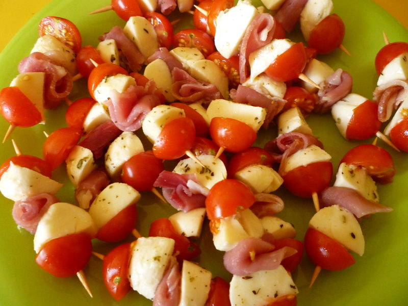 Mini brochettes tomates cerises et mozzarella - Epices et Mini brochettes tomates cerises et mozzarella - Epices et