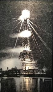 11 Paris la nuit, chroniques nocturnes - Pavillon de l'Arenal, Paris, La tour Eiffel embrasée le soir de l'innauguration de 1889, Maurice Garin
