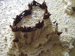 Table de jeu désert rocheux avec décors Orks FINAL (28)