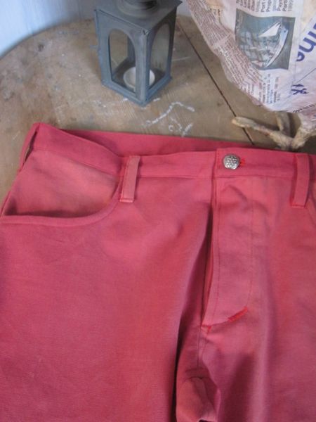 Bermuda slim en coton rouge passé - bringuette à boutons - 5 passants - 4 poches - HOMME (3)