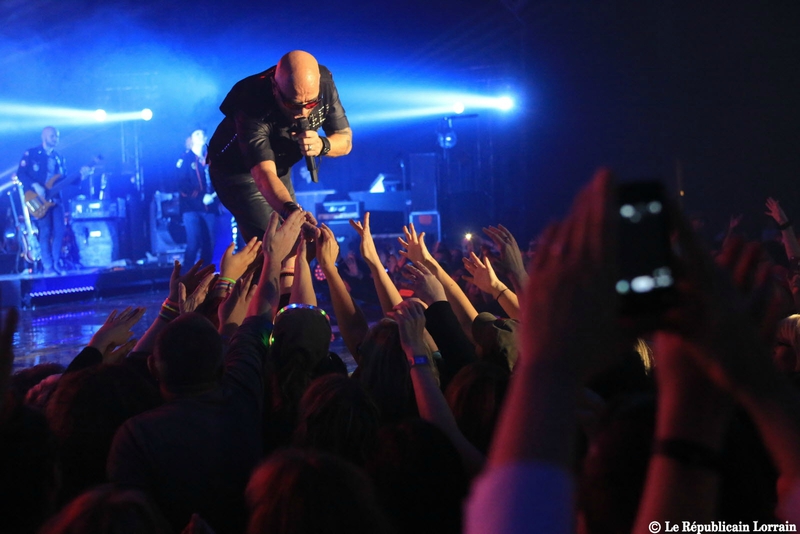 pascal-obispo-a-enflamme-le-galaxie-d-amneville-hier-soir-pour-le-plus-grand-plaisir-de-ses-fans-venus-en-nombre-photo-gilles-wirtz (12)