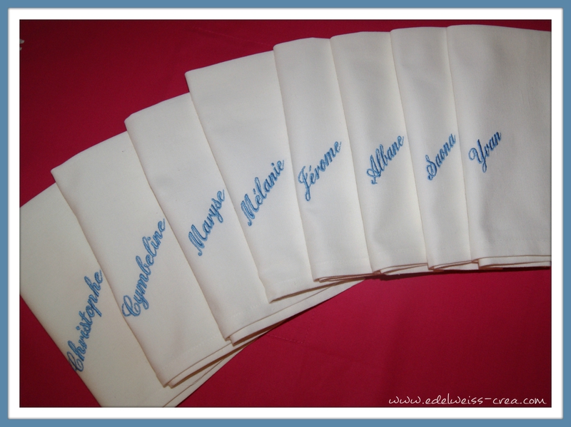 Serviettes de table blanche brodées prénoms en bleu ciel