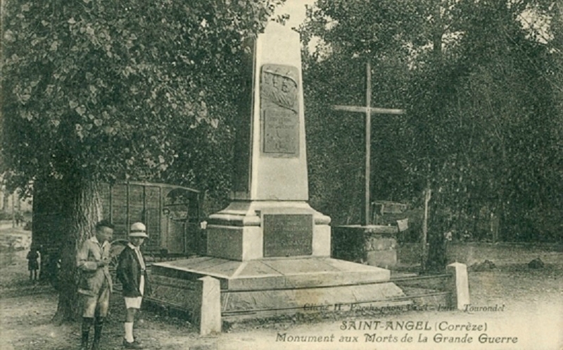 CPA Saint-Angel Monument aux morts