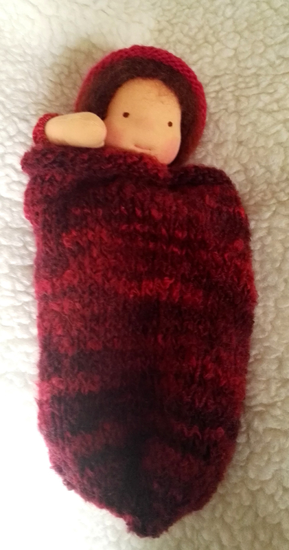 Bébé rouge dans chaussette