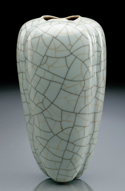 A Guan-glazed porcelain vase, China, 18th-19th century
