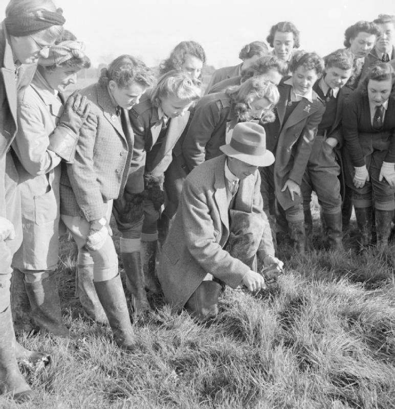 Women's_Land_Army_Rat_Catchers_Sussex,_1942_WIKI