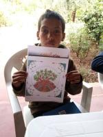 Mouad montre son dessin