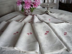 violettes nappe et serviettes