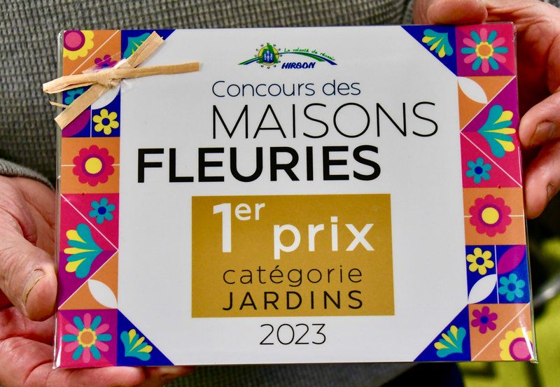 MAISONS FLEURIES HIRSON 2023 1er prix jardins plaque