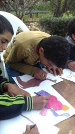 Ayoub et mouad s'applique sur leur dessin