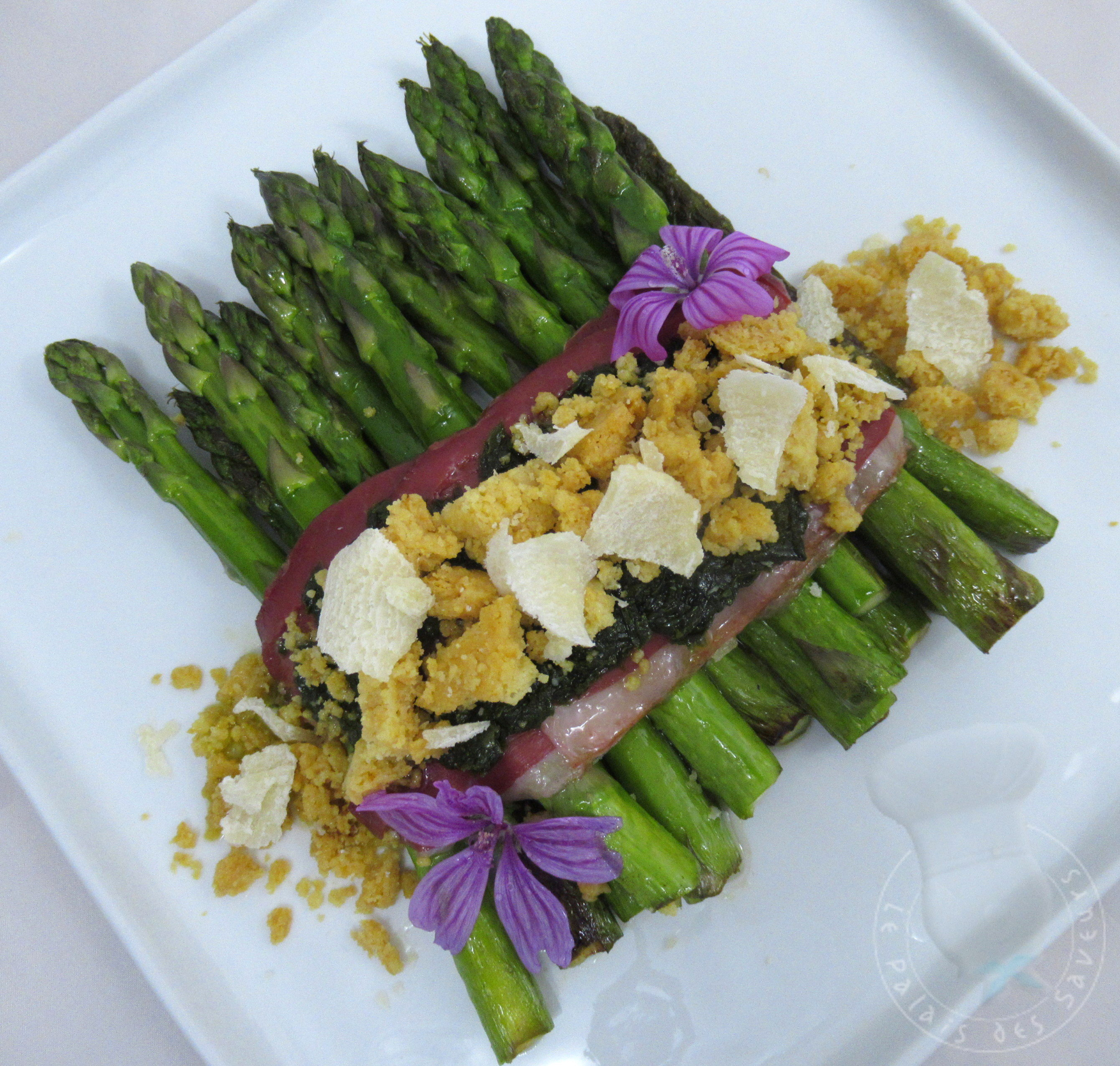 Asperges rôties, magrets séchés, crumble parmesan