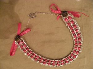 Collier Fuschia à pois 15€