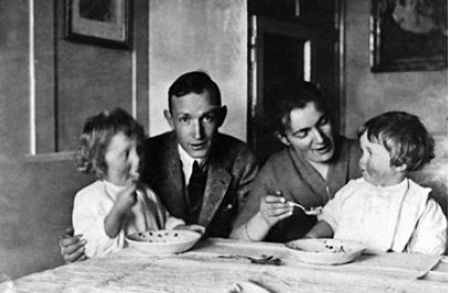 Sasha Morgenthaler with her brother Curt von Sinner and her children Niklaus (l