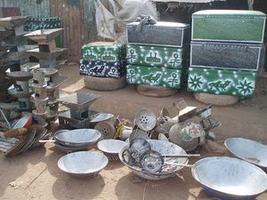 malles, vaisselle et ustensiles issus de bidons MOPTI Mali