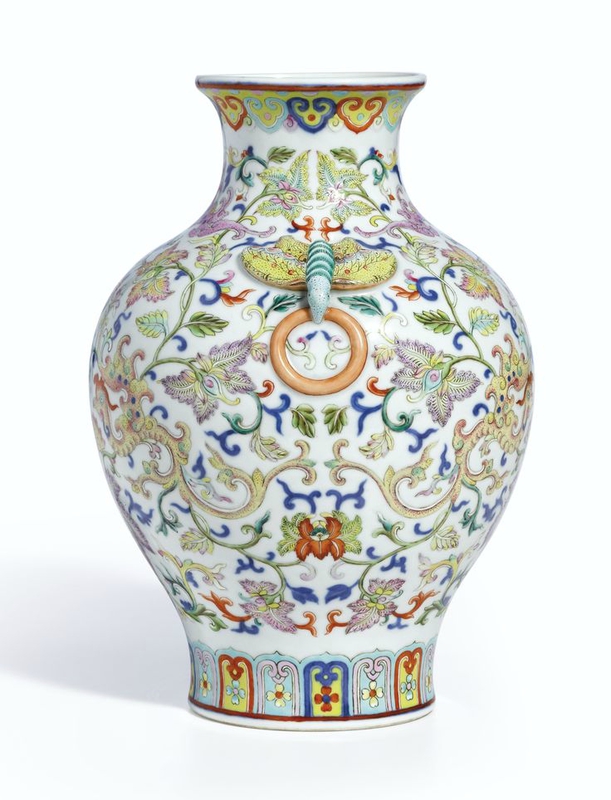An extremely rare and finely enamelled famille-rose 'Phoenix' vase, seal mark and period of Qianlong (profil)