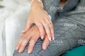 Résultat de recherche d'images pour "homme et femme main dans la main"