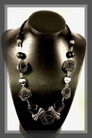 collier avec roses noires