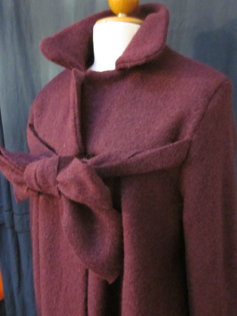 Manteau AGLAE en laine bordeaux fermé par un noeud (5)