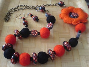 collier_noir_et_orange_laine_et_fimo