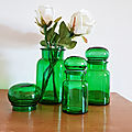 Pots d <b>apothicaire</b> vintage en verre vert avec leur bouchon. décoration vintage - inspiration