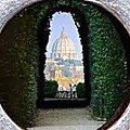 Rome, étrange et curieuse (27/45). Rione Ripa XII (1) – Une curiosité encouragée – Piazza di Cavalieri di Malta.