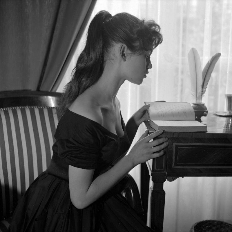 1955-chez_bb-par_gaston-robe_noire-051-1