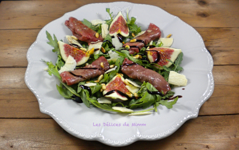 Petits roulés de bresaola à la mozzarella et figue fraîche