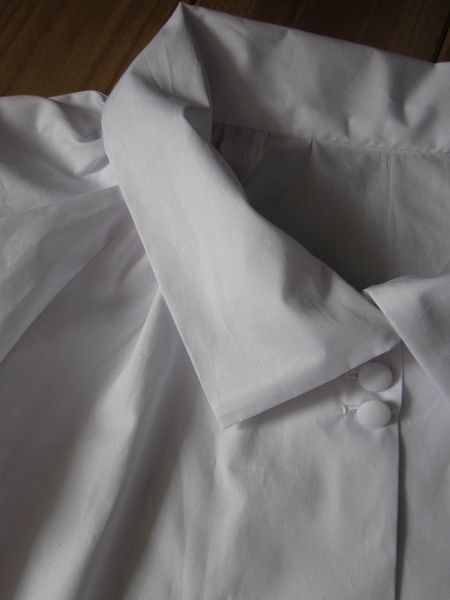 La tenue d'Antonine pour le mariage de sa grande soeur - veste BLANCHE en coton blanc fermée par 3 petits boutons recouverts blancs - taille 34(29)