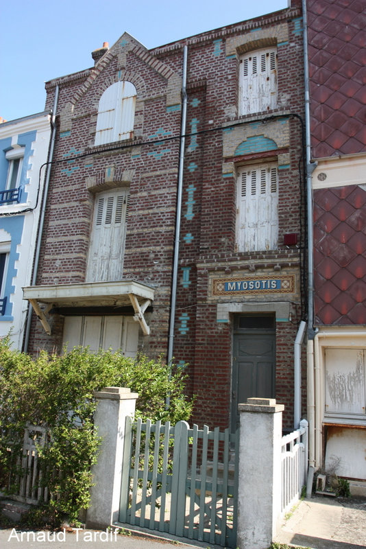 001792 Baie de Somme Septembre 2021 - La Ville d'Ault - La rue de Saint-Valéry